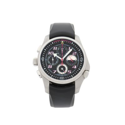 une photo d'une montre-bracelet avec un cadran noir et un bracelet en caoutchouc noir