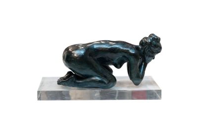 statue d'une femme penchée en avant, posée sur un socle en marbre