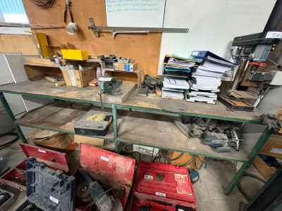 un établi sur lequel sont posés de nombreux outils
