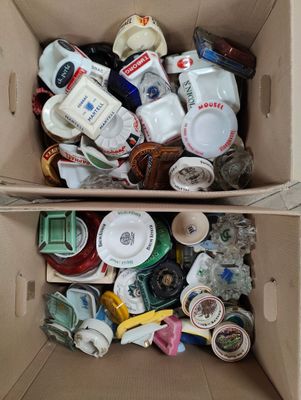 une boîte en carton remplie d'objets hétéroclites