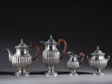 quatre pièces en argent pour le thé et le café sur une table