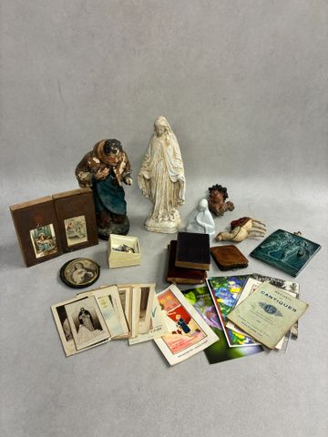 Lot religiosa : missels, plaque rectangulaire en faïence à décor 