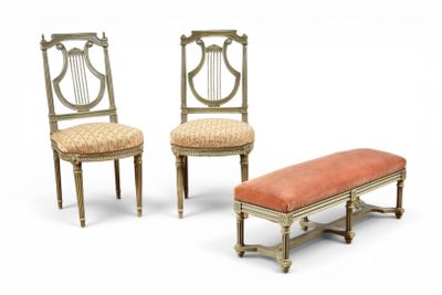 deux chaises et un banc sur lequel est posé un coussin