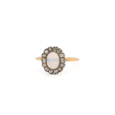 une bague ornée d'un opalite et d'un groupe de diamants