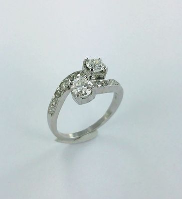une photo d'une bague en diamant sur fond blanc