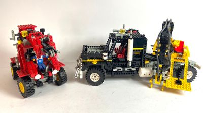 deux véhicules Lego placés côte à côte sur une surface blanche
