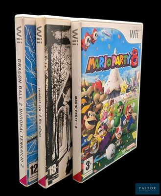deux jeux Nintendo Wii placés côte à côte sur un fond noir