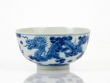 un bol bleu et blanc orné d'un dragon