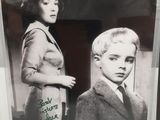 une vieille photo représentant une femme et un homme en costume