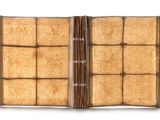 un gros plan sur un livre contenant tout un tas de biscuits