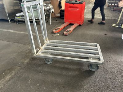 Chariot à roulettes, en l'état