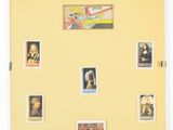 une photo d'un mur jaune orné de tableaux