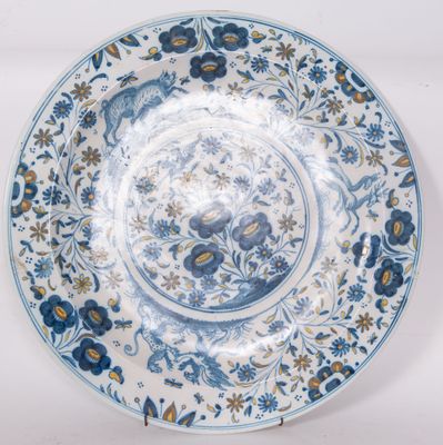 l'image d'une assiette bleue et blanche ornée de fleurs