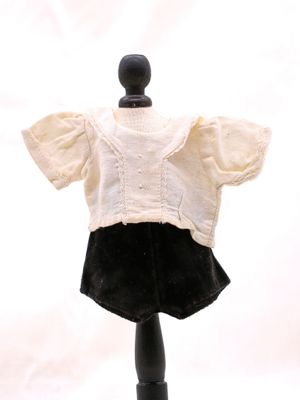 une robe noire et blanche sur un mannequin, devant un fond blanc
