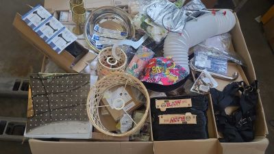 une boîte remplie d'objets hétéroclites posée sur le sol