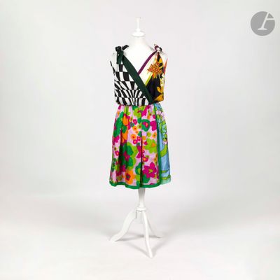 une photo d'une robe posée sur un mannequin, sur fond blanc