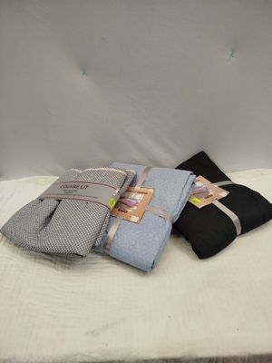 trois oreillers posés ensemble sur un lit