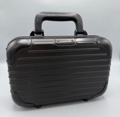 une valise noire posée sur une table