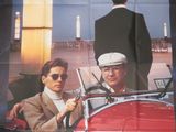 Affiche française du film « Les Lunettes d'or », mettant en scène deux hommes dans une voiture rouge
