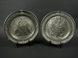 une paire d'assiettes en argent plaqué ornées de l'image d'un lion et d'une tête de lion