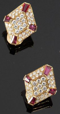 paire de boucles d'oreilles manchette en rubis et diamants