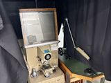 une petite machine à coudre posée dans un coin d'une pièce