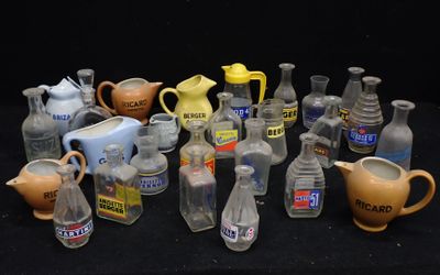 de nombreux vases en verre de styles variés posés sur une table noire