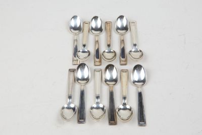 six spoons and two spoon spoons on the table