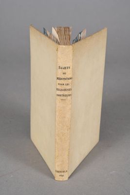 le livre est ouvert sur une surface grise avec un fond gris