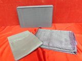 une paire de serviettes pliées posées sur une nappe rouge