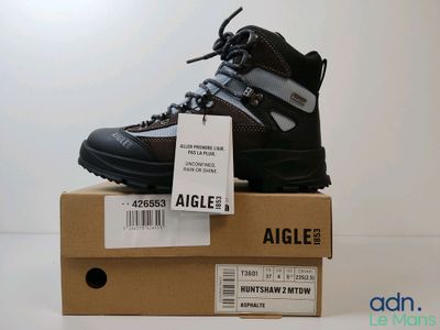 une boîte sur laquelle est posée une paire de chaussures