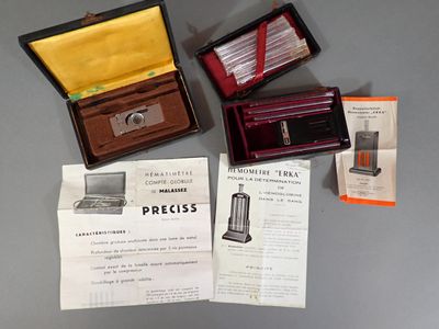 un grand nombre d'objets posés sur une table