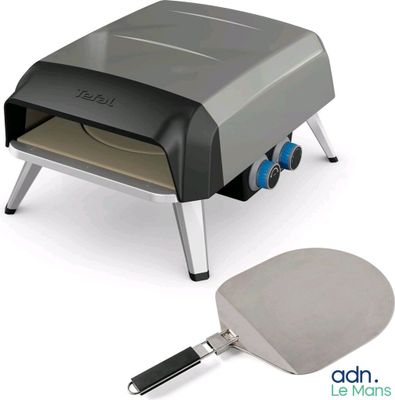 une image représentant un barbecue sur lequel repose une spatule