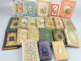 plusieurs livres sont empilés sur une table