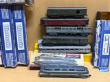 de nombreux petits trains miniatures posés les uns à côté des autres sur une table