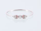 une bague en or blanc sertie de trois diamants