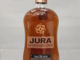 La bouteille de Jura est posée sur une vitrine transparente.