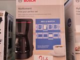 des paquets de café et une cafetière sur une étagère dans un magasin