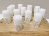une planche en bois sur laquelle sont posées de nombreuses bouteilles de lotion
