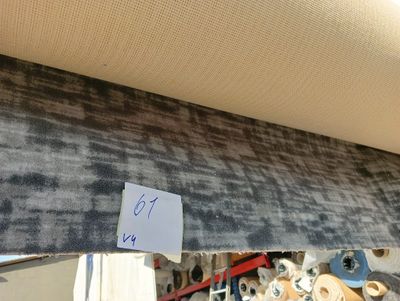 un gros plan sur un morceau de tissu posé sur une table