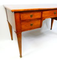 Bureau plat en noyer et placage sur fond de chêne ouvrant pa… (photo 2)