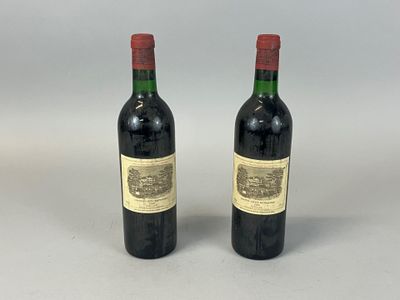 deux bouteilles de vin rouge posées l'une à côté de l'autre sur une table