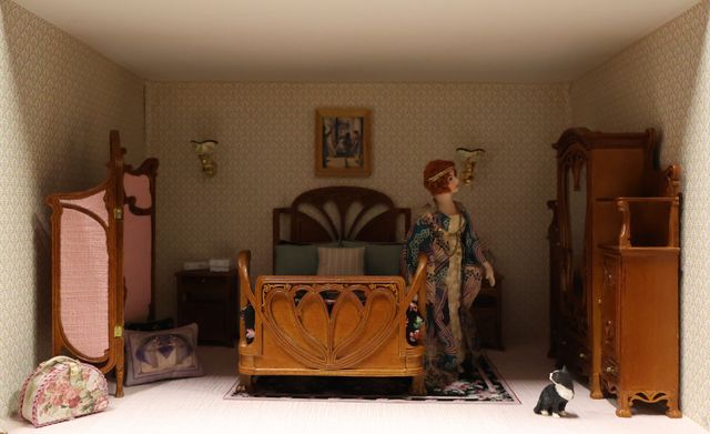 Diorama. Composition miniature, dans une vitrine en bois, vitre e...