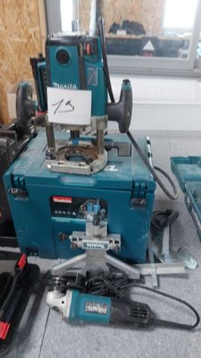 une machine posée par terre à côté d'autres outils