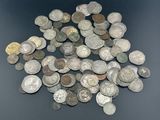 tas de vieilles pièces de monnaie posées sur une table, sur fond noir
