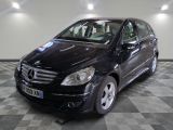 une photo d'une mercedes noire de classe b garée sur un sol en damier