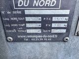 un gros plan d'une affiche apposée sur le flanc d'un camion