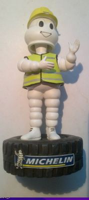 une statue représentant un homme vêtu d'un gilet jaune
