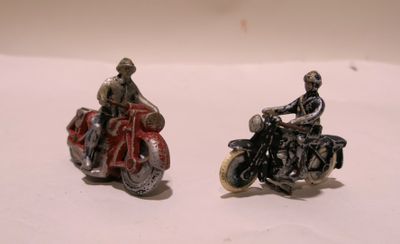 deux figurines représentant des personnes à moto sur un fond blanc