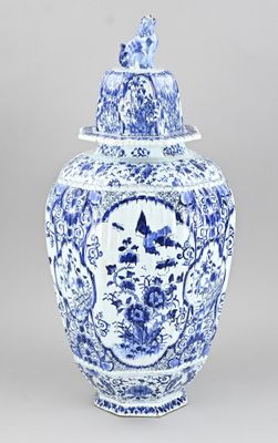 pot à gingembre bleu et blanc surmonté d'un oiseau